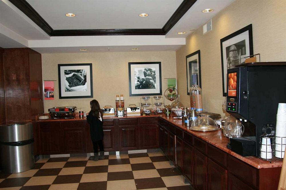 Hampton By Hilton Brattleboro Hotel Ресторант снимка