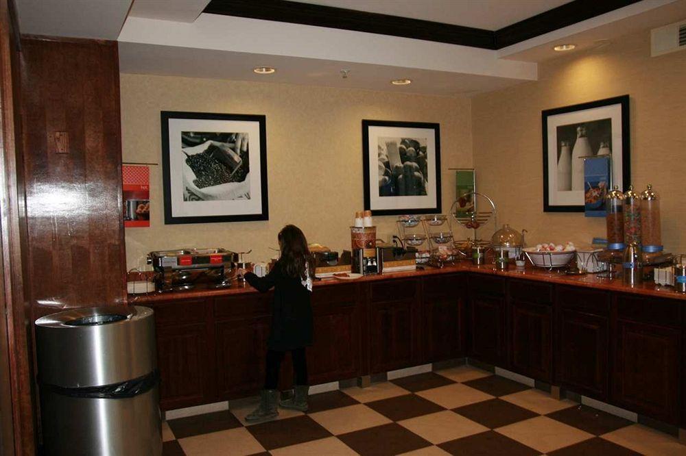 Hampton By Hilton Brattleboro Hotel Ресторант снимка