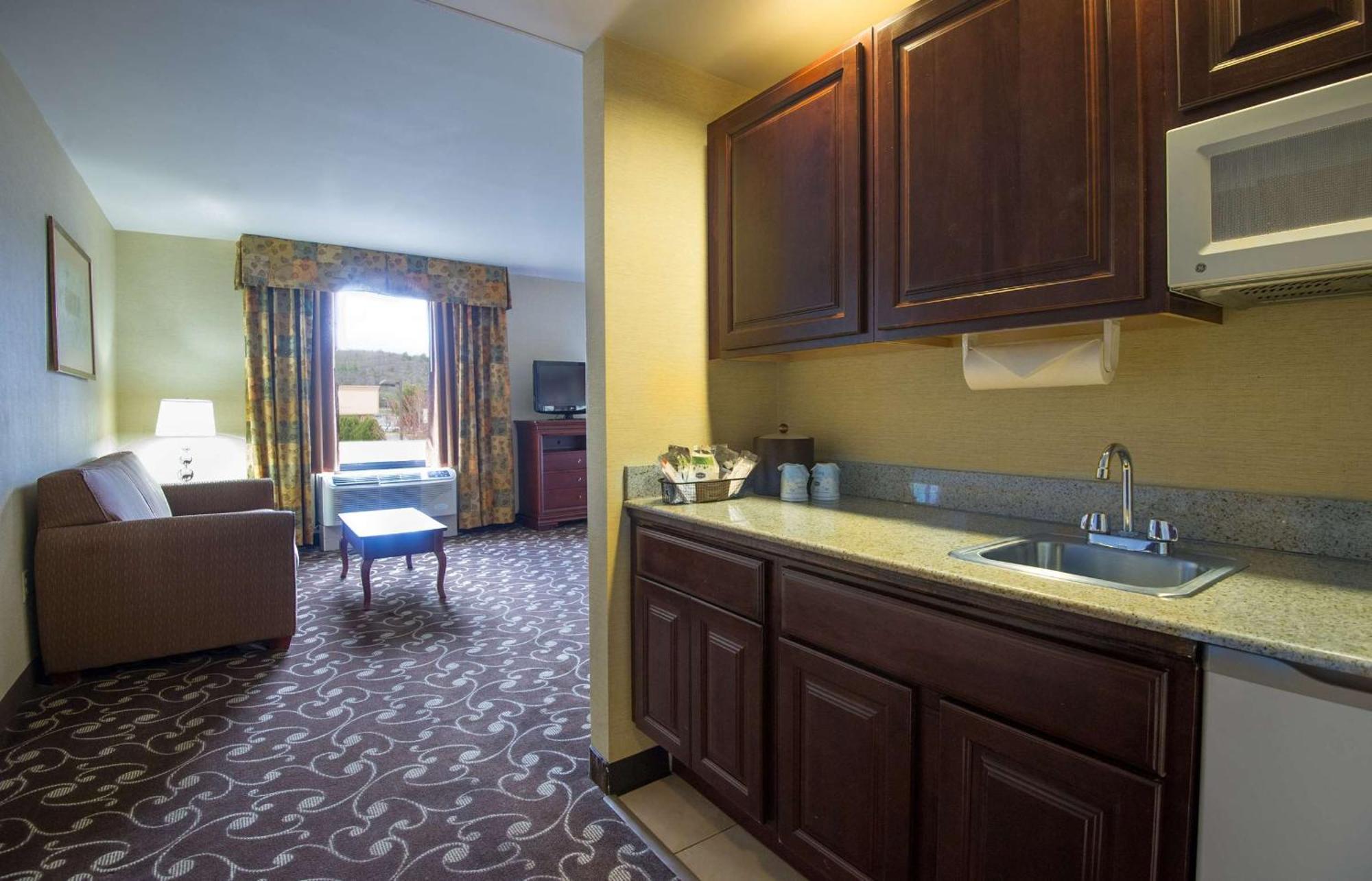 Hampton By Hilton Brattleboro Hotel Екстериор снимка