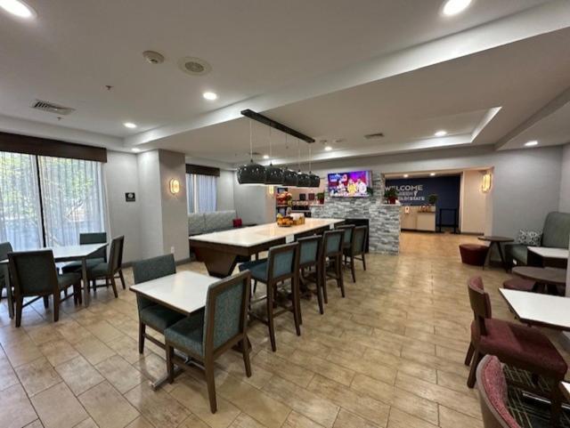 Hampton By Hilton Brattleboro Hotel Екстериор снимка
